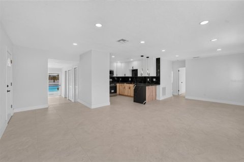 House in Tampa, Florida 3 bedrooms, 182.83 sq.m. № 2200130 - photo 14