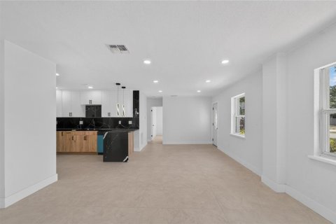 House in Tampa, Florida 3 bedrooms, 182.83 sq.m. № 2200130 - photo 13