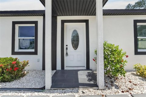 House in Tampa, Florida 3 bedrooms, 182.83 sq.m. № 2200130 - photo 9