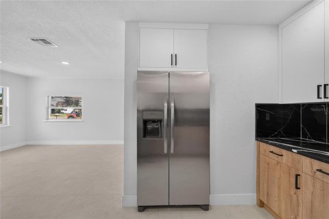 House in Tampa, Florida 3 bedrooms, 182.83 sq.m. № 2200130 - photo 21