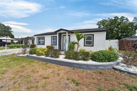 House in Tampa, Florida 3 bedrooms, 182.83 sq.m. № 2200130 - photo 5