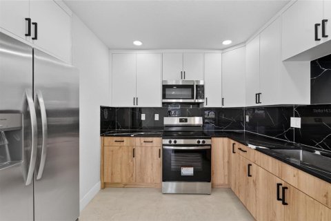 House in Tampa, Florida 3 bedrooms, 182.83 sq.m. № 2200130 - photo 17