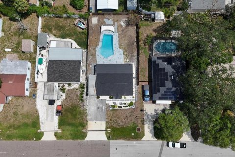 House in Tampa, Florida 3 bedrooms, 182.83 sq.m. № 2200130 - photo 2