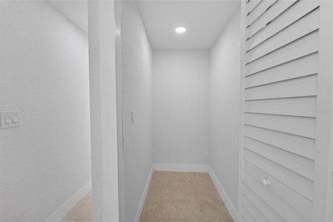 House in Tampa, Florida 3 bedrooms, 182.83 sq.m. № 2200130 - photo 30