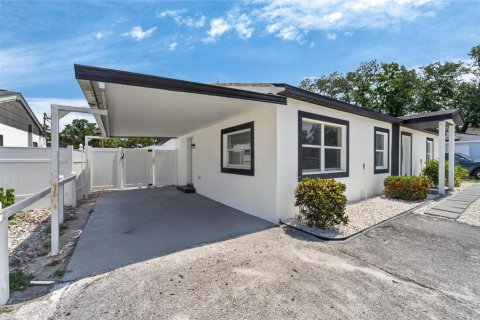 House in Tampa, Florida 3 bedrooms, 182.83 sq.m. № 2200130 - photo 6