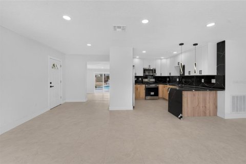 House in Tampa, Florida 3 bedrooms, 182.83 sq.m. № 2200130 - photo 15