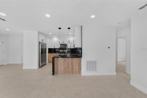 House in Tampa, Florida 3 bedrooms, 182.83 sq.m. № 2200130 - photo 12