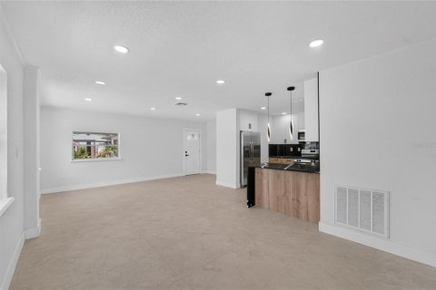 House in Tampa, Florida 3 bedrooms, 182.83 sq.m. № 2200130 - photo 11