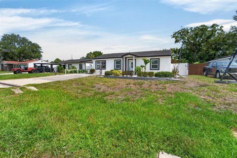House in Tampa, Florida 3 bedrooms, 182.83 sq.m. № 2200130 - photo 3