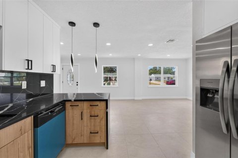 House in Tampa, Florida 3 bedrooms, 182.83 sq.m. № 2200130 - photo 19
