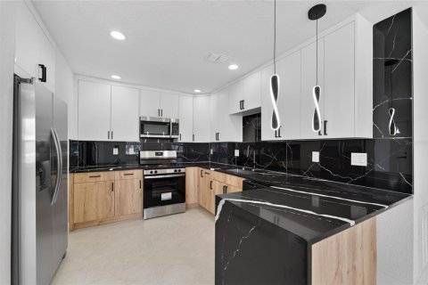 House in Tampa, Florida 3 bedrooms, 182.83 sq.m. № 2200130 - photo 16