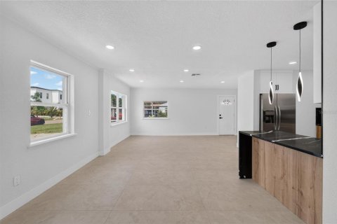 House in Tampa, Florida 3 bedrooms, 182.83 sq.m. № 2200130 - photo 10