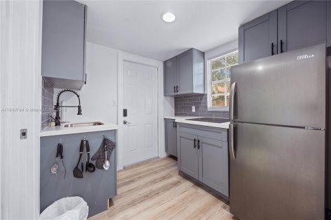 House in Miami, Florida 2 bedrooms, 105.72 sq.m. № 1854921 - photo 18