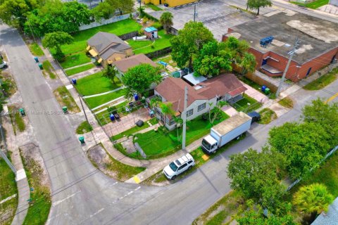 House in Miami, Florida 2 bedrooms, 105.72 sq.m. № 1854921 - photo 25