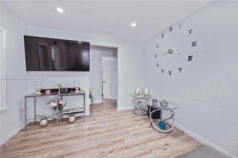 House in Miami, Florida 2 bedrooms, 105.72 sq.m. № 1854921 - photo 7