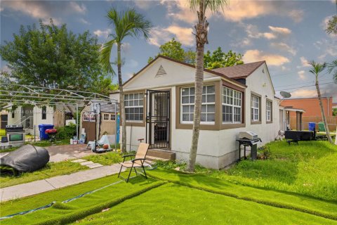 House in Miami, Florida 2 bedrooms, 105.72 sq.m. № 1854921 - photo 2