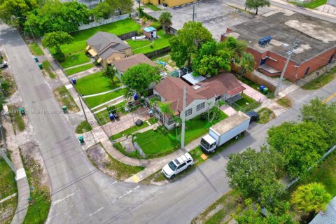 House in Miami, Florida 2 bedrooms, 105.72 sq.m. № 1854921 - photo 24