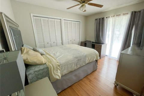 House in New Port Richey, Florida 4 bedrooms, 221.2 sq.m. № 2166103 - photo 7