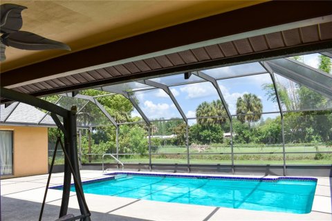 House in New Port Richey, Florida 4 bedrooms, 221.2 sq.m. № 2166103 - photo 13