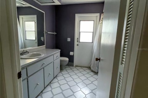 House in New Port Richey, Florida 4 bedrooms, 221.2 sq.m. № 2166103 - photo 12