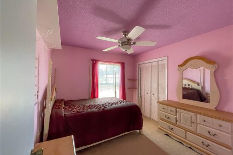 House in New Port Richey, Florida 4 bedrooms, 221.2 sq.m. № 2166103 - photo 8
