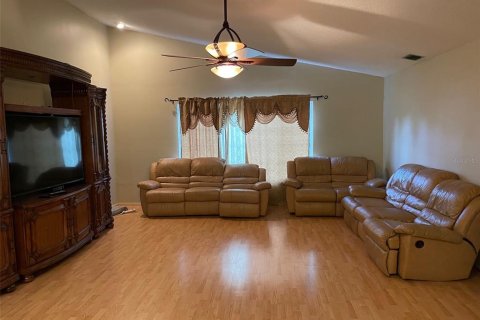 House in New Port Richey, Florida 4 bedrooms, 221.2 sq.m. № 2166103 - photo 2