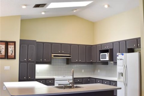 House in New Port Richey, Florida 4 bedrooms, 221.2 sq.m. № 2166103 - photo 3