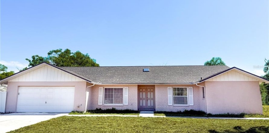 House in New Port Richey, Florida 4 bedrooms, 221.2 sq.m. № 2166103