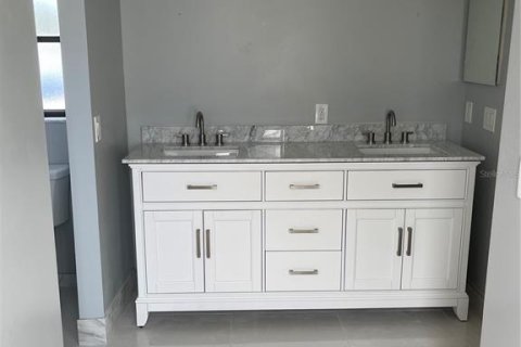House in New Port Richey, Florida 4 bedrooms, 221.2 sq.m. № 2166103 - photo 10