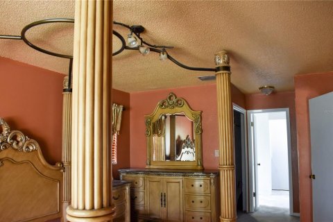 House in New Port Richey, Florida 4 bedrooms, 221.2 sq.m. № 2166103 - photo 5