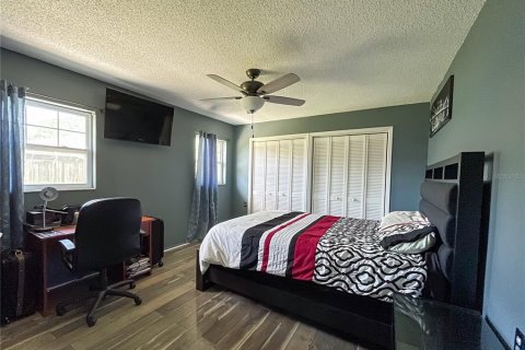 House in New Port Richey, Florida 4 bedrooms, 221.2 sq.m. № 2166103 - photo 6