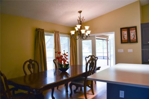 House in New Port Richey, Florida 4 bedrooms, 221.2 sq.m. № 2166103 - photo 4