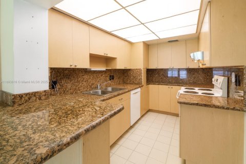 House in Miami, Florida 3 bedrooms, 154.22 sq.m. № 1949290 - photo 16