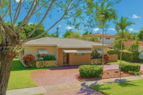 House in Miami, Florida 3 bedrooms, 154.22 sq.m. № 1949290 - photo 2