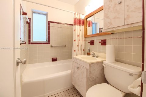 House in Miami, Florida 3 bedrooms, 154.22 sq.m. № 1949290 - photo 28
