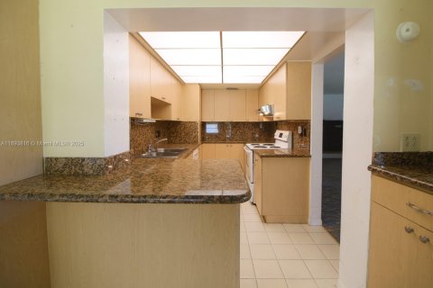 House in Miami, Florida 3 bedrooms, 154.22 sq.m. № 1949290 - photo 17