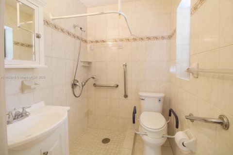House in Miami, Florida 3 bedrooms, 154.22 sq.m. № 1949290 - photo 23