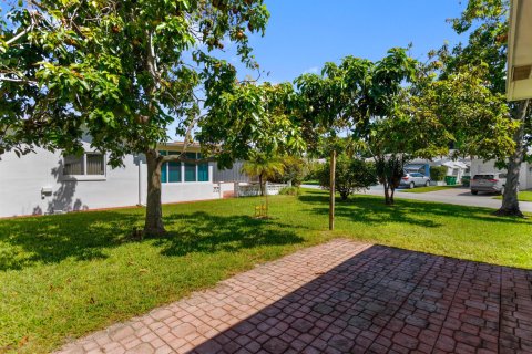 Villa ou maison à vendre à Tamarac, Floride: 2 chambres, 156.26 m2 № 2416137 - photo 11