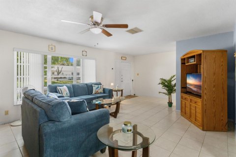 Villa ou maison à vendre à Tamarac, Floride: 2 chambres, 156.26 m2 № 2416137 - photo 17