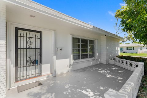 Villa ou maison à vendre à Tamarac, Floride: 2 chambres, 156.26 m2 № 2416137 - photo 13