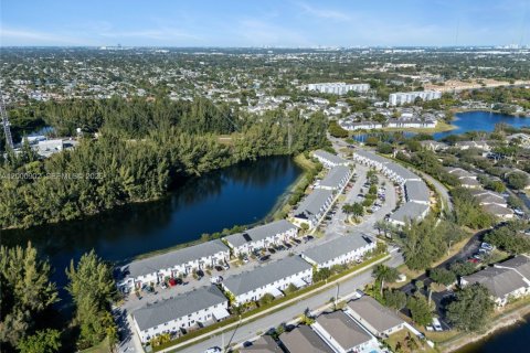 Adosado en venta en Miami Gardens, Florida, 3 dormitorios, 141.58 m2 № 2065099 - foto 2