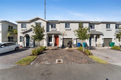 Townhouse in Miami Gardens, Florida 3 bedrooms, 141.58 sq.m. № 2065099