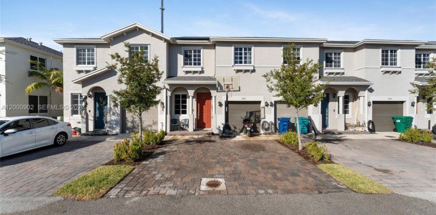 Adosado en Miami Gardens, Florida 3 dormitorios, 141.58 m2 № 2065099