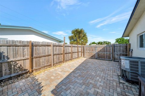 Casa en venta en Oakland Park, Florida, 3 dormitorios, 122.63 m2 № 1967468 - foto 25