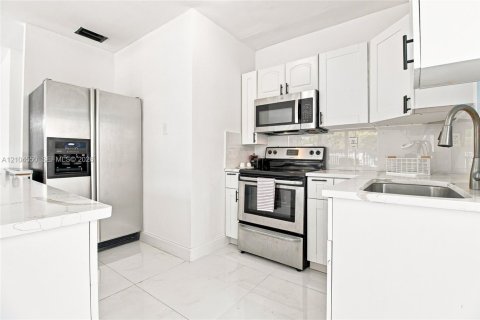 Villa ou maison à vendre à Miami, Floride: 5 chambres, 104.05 m2 № 2412042 - photo 17