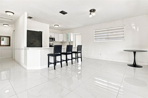 Villa ou maison à vendre à Miami, Floride: 5 chambres, 104.05 m2 № 2412042 - photo 16