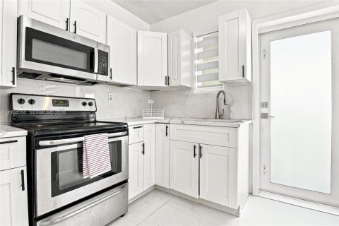 Villa ou maison à vendre à Miami, Floride: 5 chambres, 104.05 m2 № 2412042 - photo 18