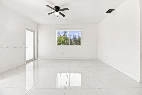 Villa ou maison à vendre à Miami, Floride: 5 chambres, 104.05 m2 № 2412042 - photo 15