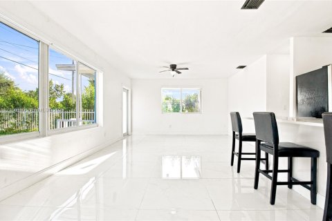 Villa ou maison à vendre à Miami, Floride: 5 chambres, 104.05 m2 № 2412042 - photo 12