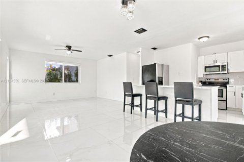 Villa ou maison à vendre à Miami, Floride: 5 chambres, 104.05 m2 № 2412042 - photo 14